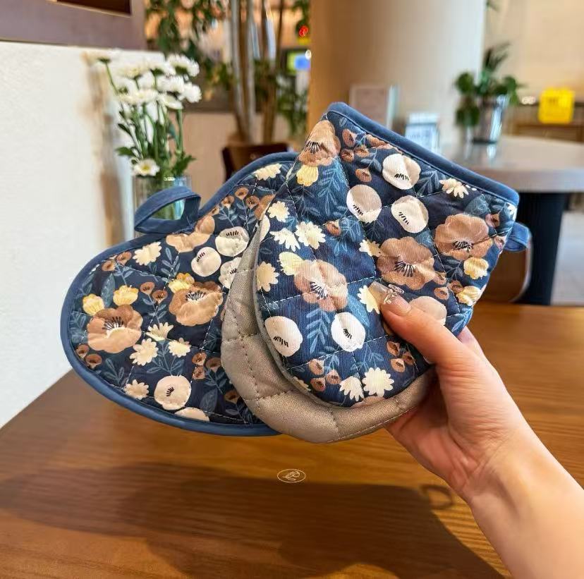 Thickened anti-scalding gloves! Insulated cotton double-sided exquisite printing baking oven microwave cooking insulation mat
