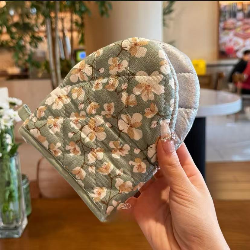 Thickened anti-scalding gloves! Insulated cotton double-sided exquisite printing baking oven microwave cooking insulation mat