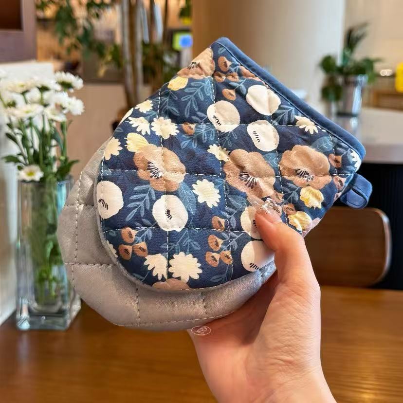 Thickened anti-scalding gloves! Insulated cotton double-sided exquisite printing baking oven microwave cooking insulation mat