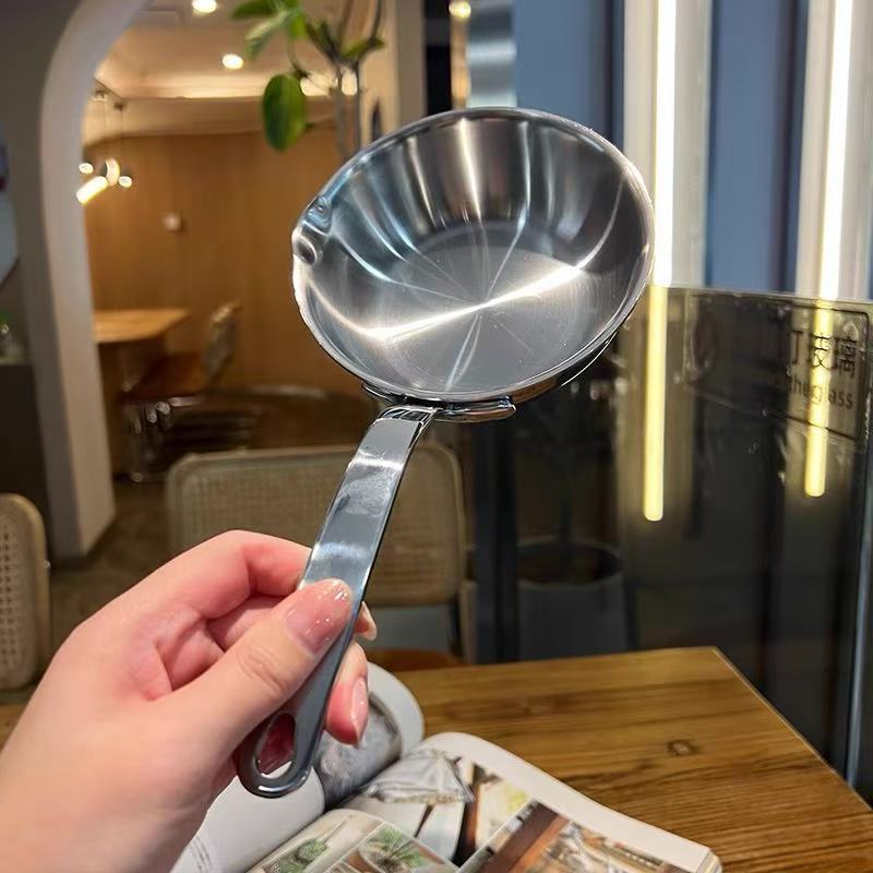 Great quality! Exported to Germany! Integrated 18/10 stainless steel small frying pan 12cm hot oil pan pouring oil pan